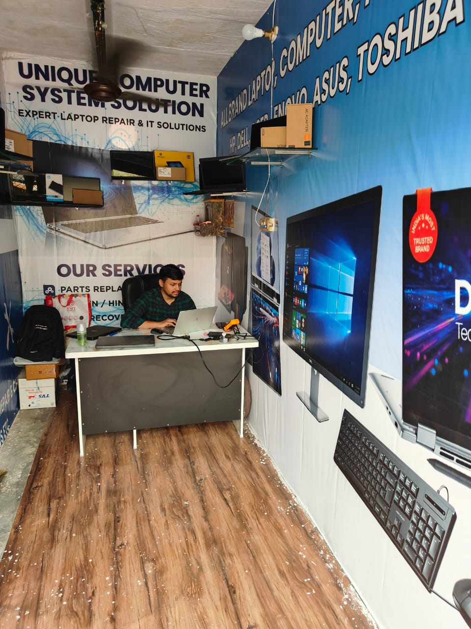 Unique Computer System Solution service center interior — Noida laptop repair