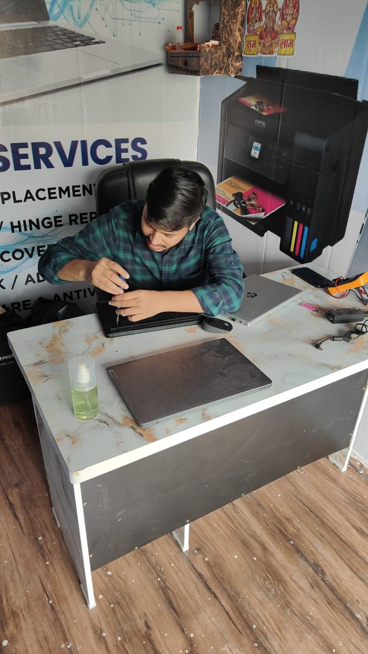 Experienced laptop repair technician working in Gurugram